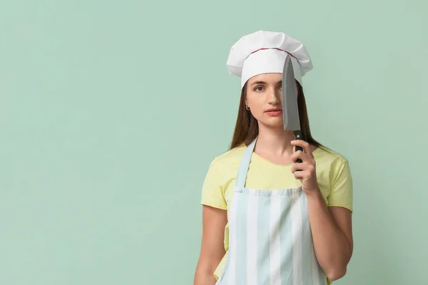 Yeşil Arka Planda Mutfak Bıçağı Olan Kadın Aşçı — Stok fotoğraf