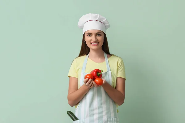 Vrouwelijke Chef Met Rode Paprika Tomaten Groene Achtergrond — Stockfoto