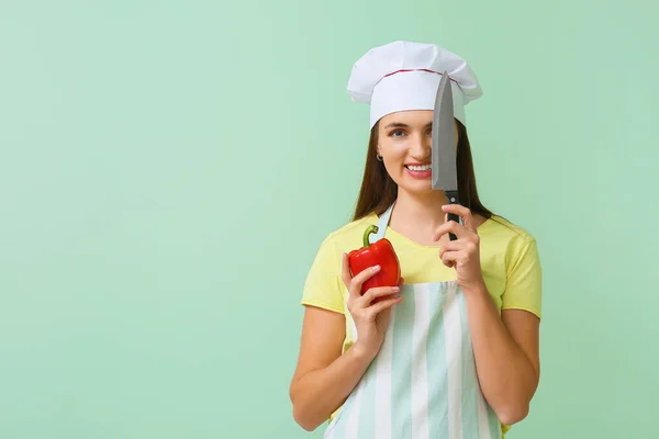Mutfak Bıçağı Yeşil Arka Planda Dolma Biberli Kadın Şef — Stok fotoğraf