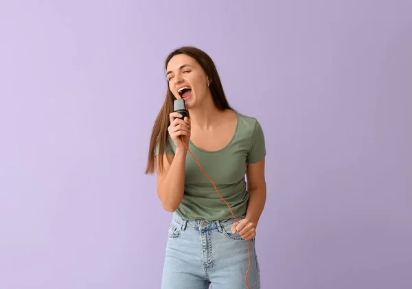 Mikrofonlu Güzel Bir Kadın Leylak Arka Planda Şarkı Söylüyor — Stok fotoğraf