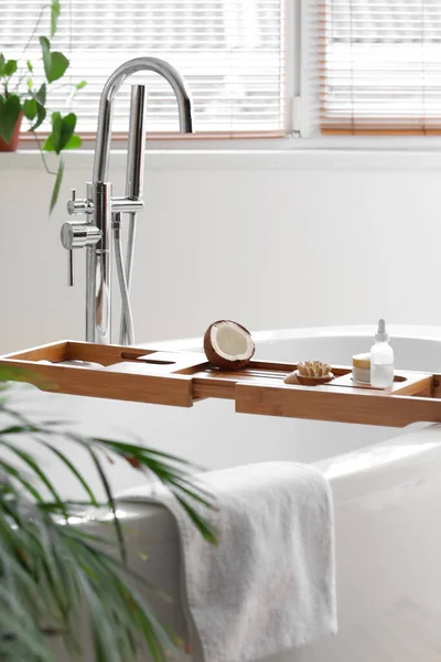 Tray Coconut Oil Massage Brush Bathtub Light Room — Stock Photo, Image
