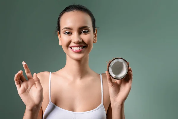 Jovem Com Coco Óleo Sobre Fundo Verde — Fotografia de Stock