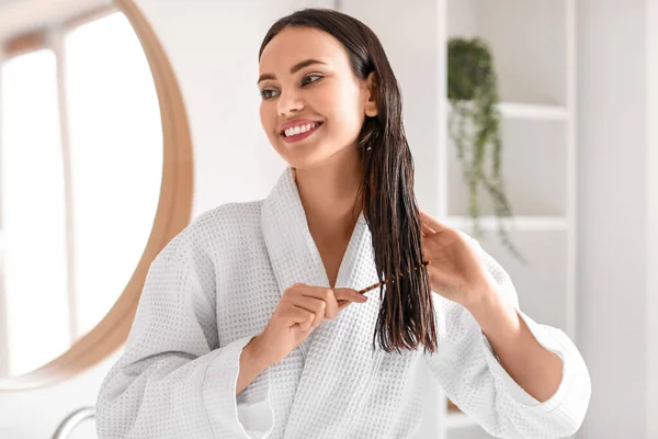 Young Woman Brushing Her Hair Bathroom — Stock Photo, Image