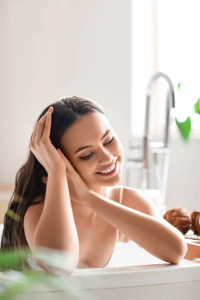 Sorrindo Jovem Mulher Banheiro — Fotografia de Stock