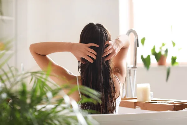 Junge Frau Trägt Badezimmer Kokosöl Auf Ihr Haar Auf — Stockfoto