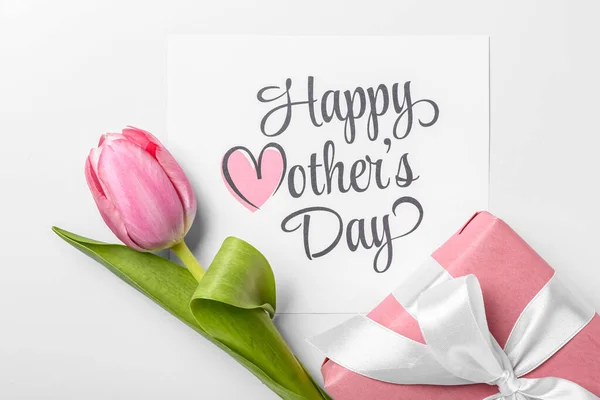 Karta Tekstem Dzień Matki Różowy Tulipan Pudełko Białym Tle — Zdjęcie stockowe