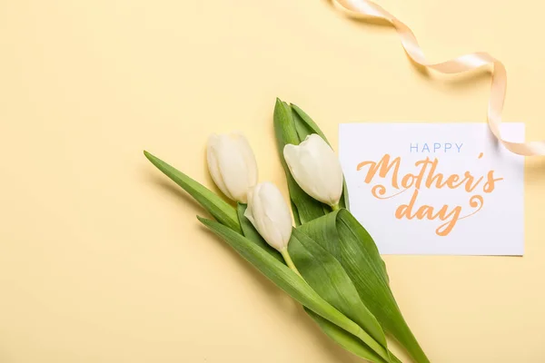 Karta Tekstem Dzień Matki Białe Tulipany Wstążka Beżowym Tle — Zdjęcie stockowe