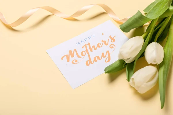 Karta Tekstem Dzień Matki Białe Tulipany Wstążka Beżowym Tle — Zdjęcie stockowe
