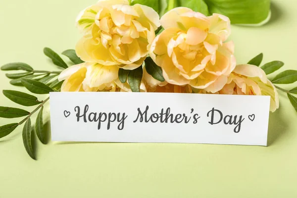 Papper Med Texten Happy Mother Day Och Blommor Grön Bakgrund — Stockfoto