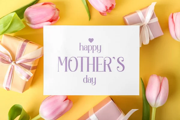 Картка Текстом Happy Mother Day Подарункові Коробки Тюльпани Жовтому Фоні — стокове фото