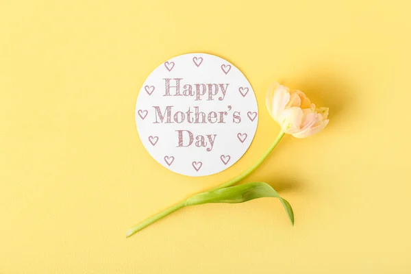 Karta Tekstem Dzień Matki Tulipan Żółtym Tle — Zdjęcie stockowe