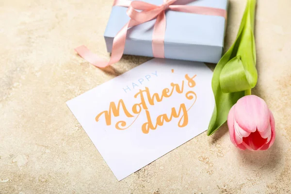 Cartão Com Texto Happy Mãe Day Caixa Presente Tulipa Fundo — Fotografia de Stock