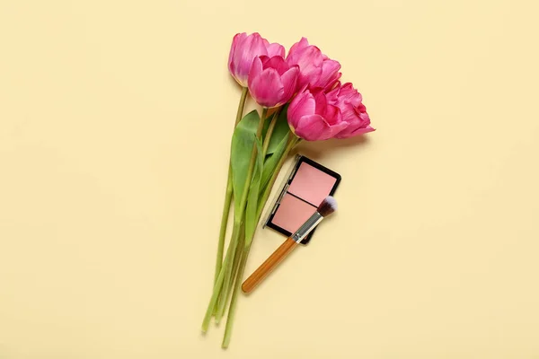 Csokor Gyönyörű Rózsaszín Tulipán Dekoratív Kozmetikumok Sárga Alapon — Stock Fotó