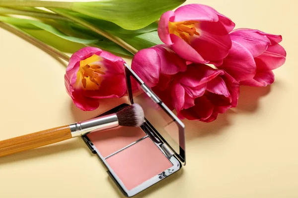Bouquet Bei Tulipani Rosa Cosmetici Decorativi Sfondo Giallo Primo Piano — Foto Stock