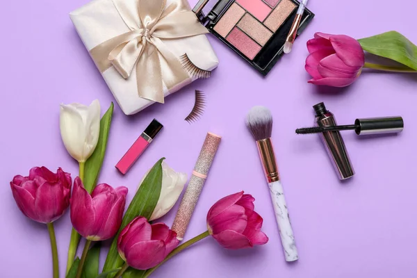 Violette Tulpen Geschenkbox Und Dekorative Kosmetik Auf Farbigem Hintergrund — Stockfoto