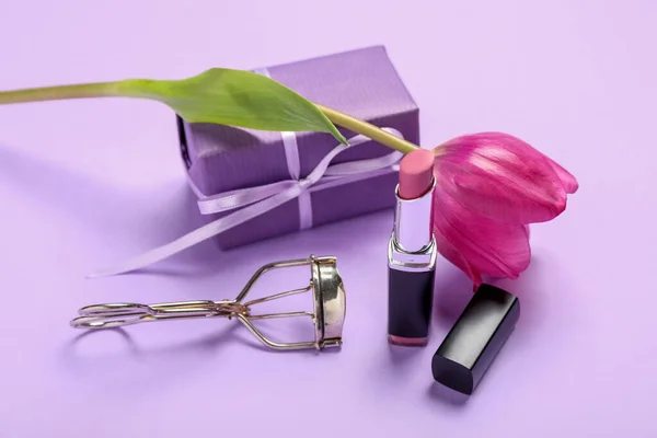 Violette Tulpe Weibliche Accessoires Und Geschenkbox Auf Farbigem Hintergrund Nahaufnahme — Stockfoto