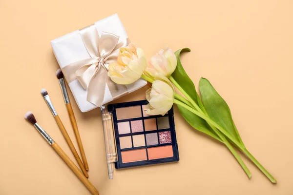 Gift Box Eyeshadows Makeup Brushes Tulips Beige Background Mother Day — Stock Photo, Image