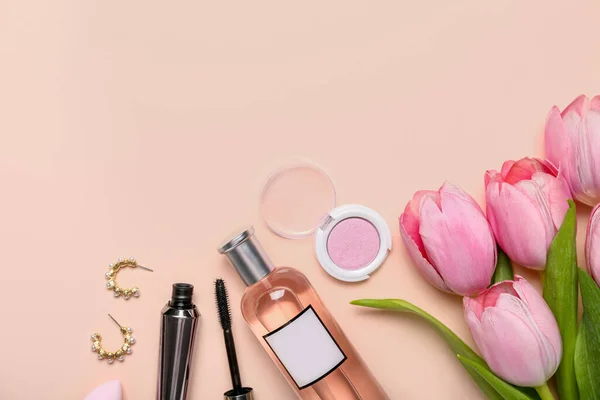 Tulipánok Kozmetikai Termékekkel Fülbevalókkal Rózsaszín Alapon Anyák Napi Ünneplés — Stock Fotó