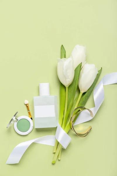 Косметичні Продукти Браслетом Тюльпаном Зеленому Тлі День Матері — стокове фото