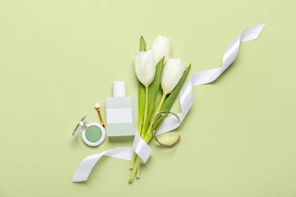Косметичні Продукти Браслетом Тюльпаном Зеленому Тлі День Матері — стокове фото