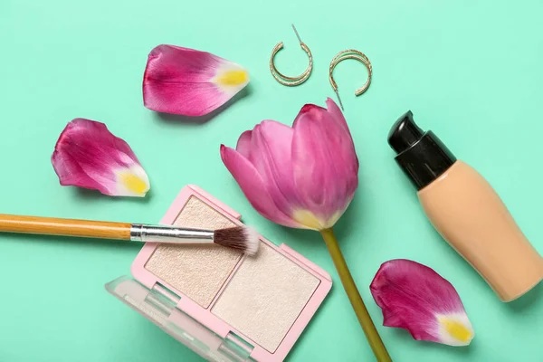 Kozmetikai Termékek Fülbevalóval Tulipánnal Kék Alapon Anyák Napi Ünneplés — Stock Fotó