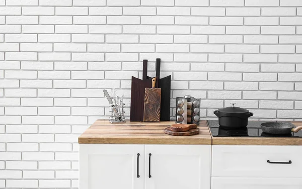 Cutting Boards Kitchen Utensils Counter White Brick Wall — Stock Photo, Image