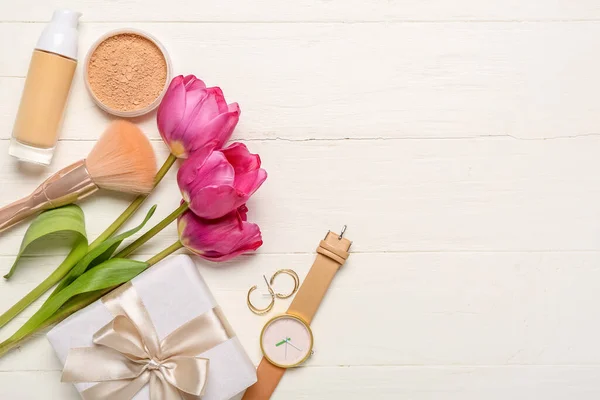 Összetétel Tulipánnal Dekoratív Kozmetikumokkal Női Kiegészítőkkel Fehér Fából Készült Háttéren — Stock Fotó
