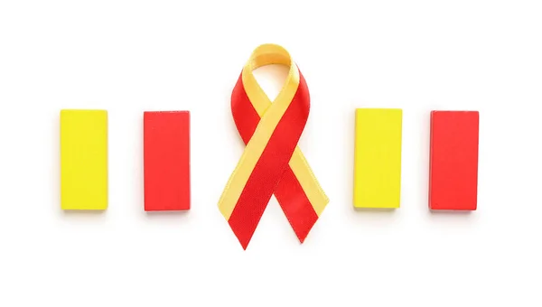 Beyaz Zemin Üzerinde Sarı Kırmızı Bloklar Olan Farkındalık Şeridi Hepatit — Stok fotoğraf