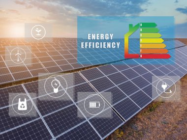 Modern güneş enerjisi santrali ve enerji verimliliği derecesi farklı ikonlar açık havada
