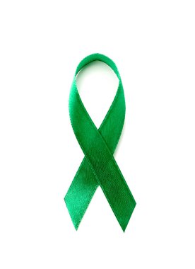 Beyaz arka planda yeşil kurdele, üst manzara. Karaciğer kanseri kavramı