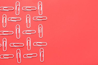 Kırmızı arkaplanda beyaz ataçlar