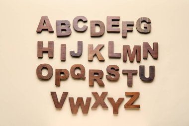 Bej arka planda ahşap harfler. Alfabe konsepti