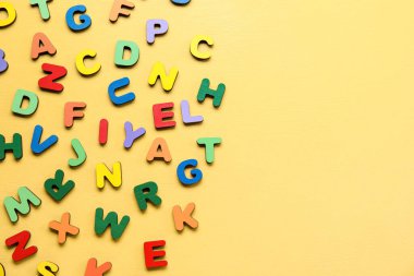 Sarı arka planda renkli harfler. Alfabe konsepti