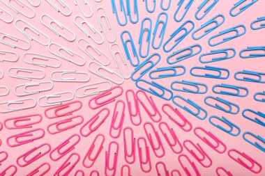 Renk arkaplanı üzerine beyaz, mavi ve pembe ataçlar