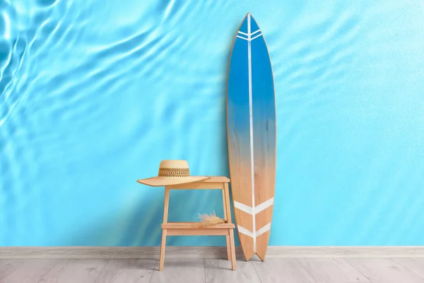 Soporte Tabla Surf Cerca Pared Con Impresión Agua Azul Clara — Foto de Stock