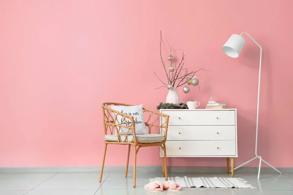 Συρταριέρα Λάμπα Και Καρέκλα Κοντά Ροζ Τοίχο Δωμάτιο Διακοσμημένο Για — Φωτογραφία Αρχείου