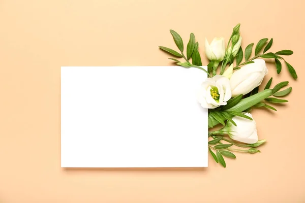 米色背景下的空白卡片和一束美丽的花朵 — 图库照片
