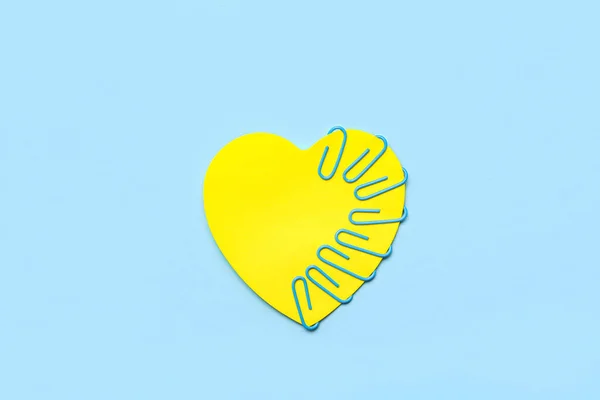 Yellow Heart Paper Clips Blue Background — Stock Photo, Image