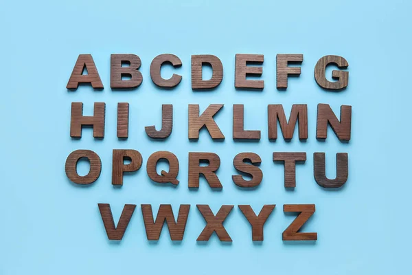 Drewniane Litery Niebieskim Tle Koncepcja Alfabetu — Zdjęcie stockowe