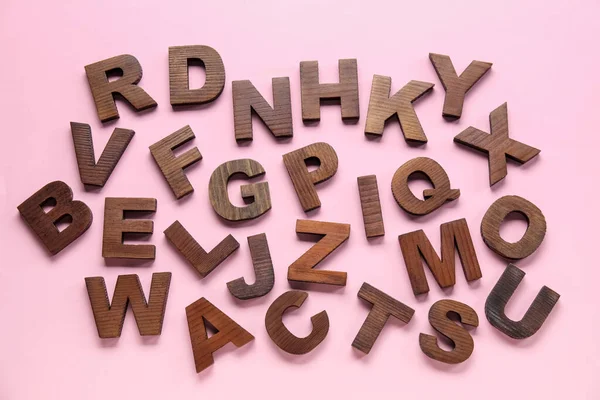 粉色背景的木制字母 字母拼法概念 — 图库照片