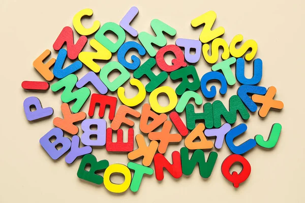 Kolorowe Litery Beżowym Tle Koncepcja Alfabetu — Zdjęcie stockowe