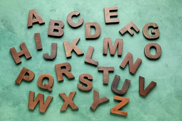 绿色背景的木制字母 字母拼法概念 — 图库照片