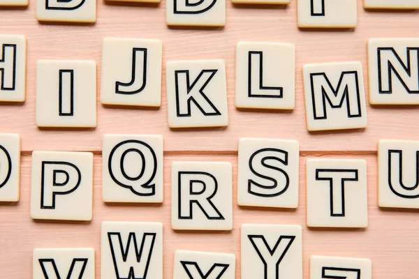 Verschiedene Buchstaben Auf Rosa Holzgrund Alphabet Konzept — Stockfoto