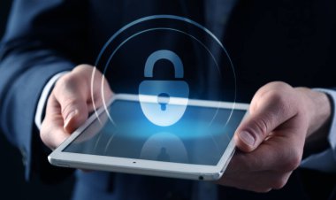 Tablet bilgisayarlı işadamı ve sanal ekrana kilitlen, kapat