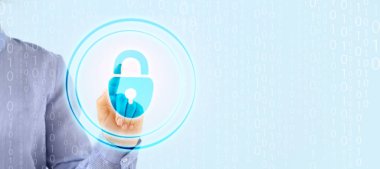 İş kadını, arka planda ışığa karşı sanal ekrana kilitleniyor. Çevrimiçi güvenlik kavramı