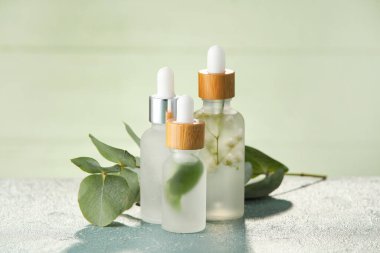 Yeşil masada bir şişe doğal serum.