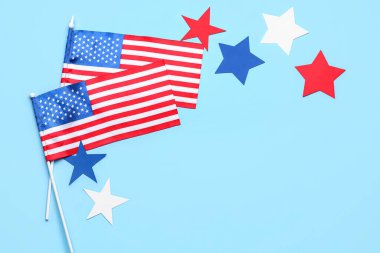 Mavi arka planda Amerikan bayrakları. Bağımsızlık Günü