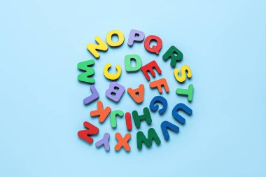 Mavi arka planda renkli harfler. Alfabe konsepti