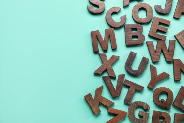 Mavi arka planda ahşap harfler. Alfabe konsepti