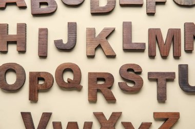 Bej arka planda ahşap harfler. Alfabe konsepti